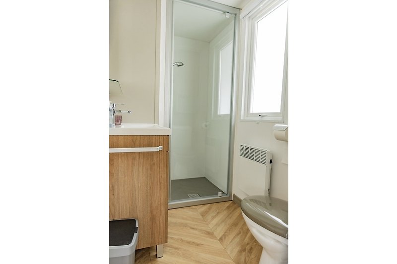 Moderne Badezimmer mit stilvoller Holzverkleidung und elegantem Waschbecken.