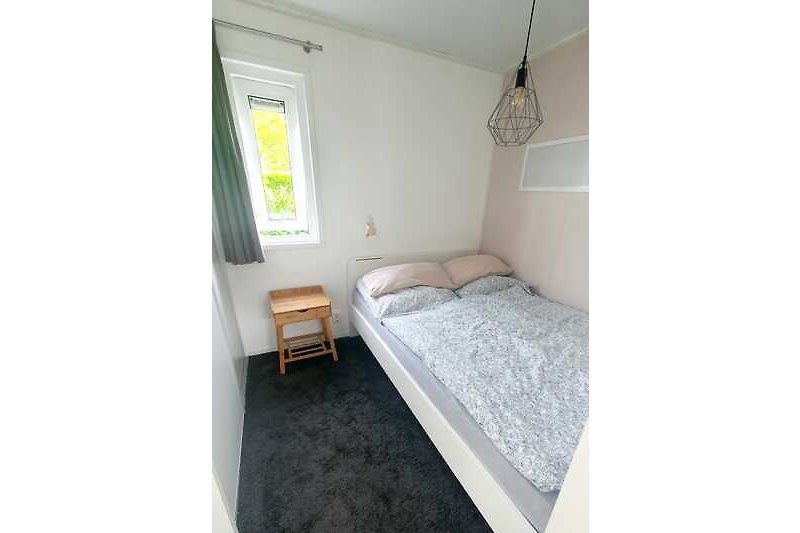 Komfortables Schlafzimmer mit Bett in 140x200