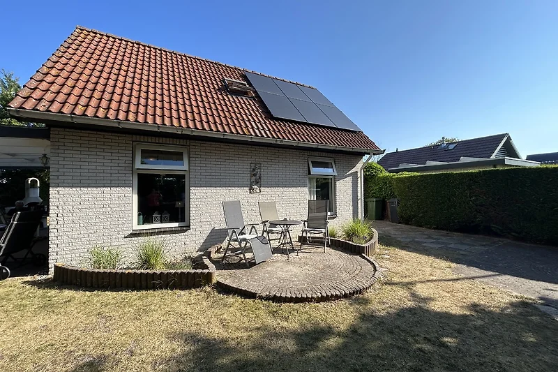 Haus mit Solardach in ruhiger Wohnlage.