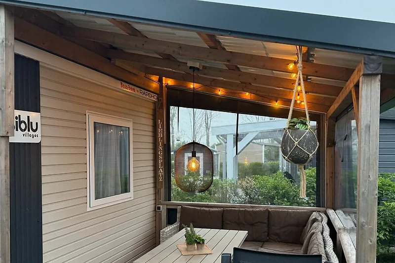 überdachte, gemütliche Terrasse