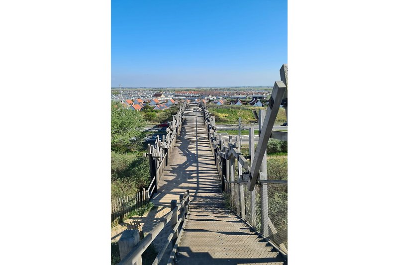 Die berühmte „Wrakhoutbrücke“, die den Park und den Strand verbindet