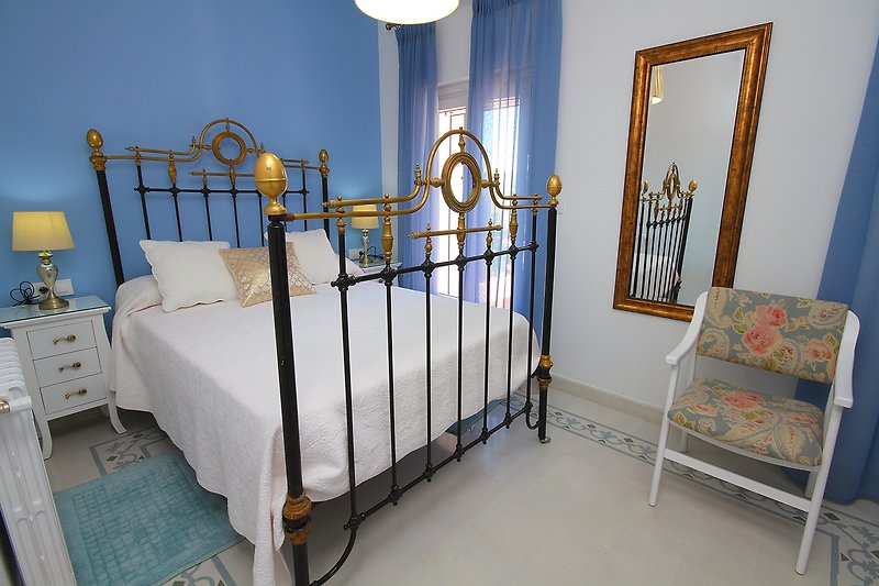 Dormitorio singular con cama del S.XIX adaptada para un mejor descanso.