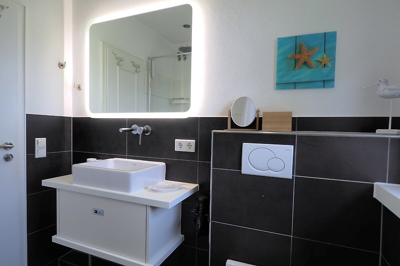 Modernes Badezimmer mit hochwertigen Materialien
