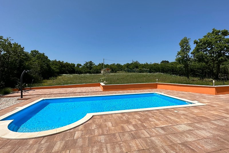 Sonnen-Terrasse mit Pool und Blick in den Garten