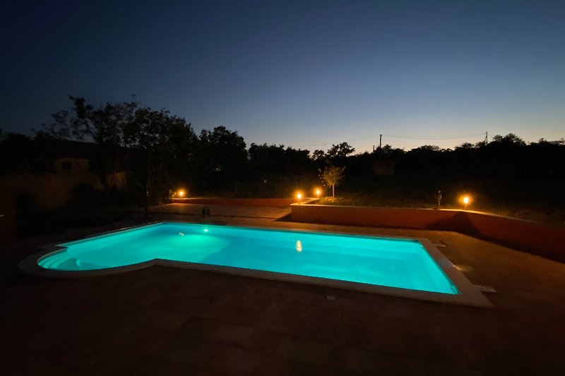 Pool bei Nacht mit Beleuchtung (wechselbar)