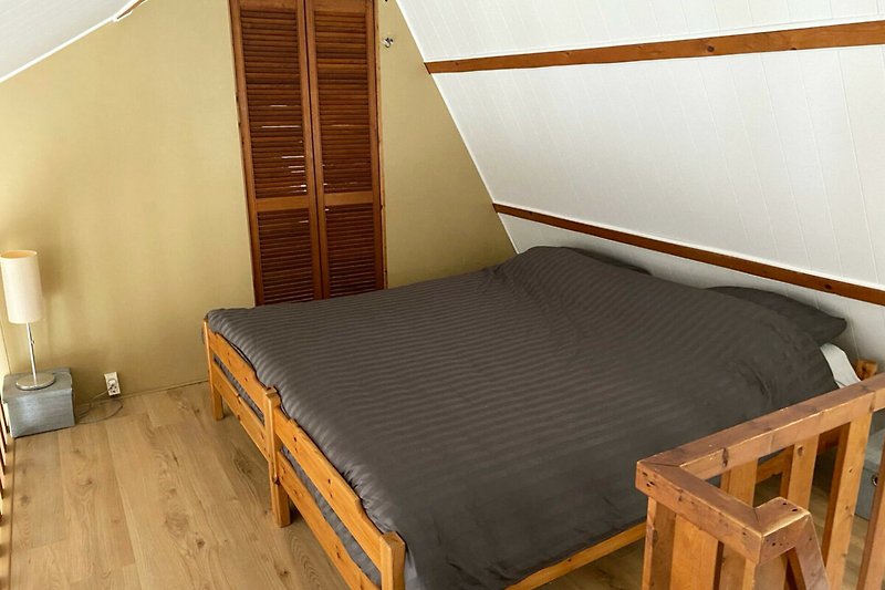 Slaapkamer 2 op de 1e etage met een 2 persoonsbed en opgemaakte bedden van 180x200cm