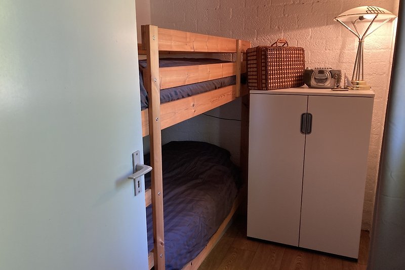Schlafzimmer 1 mit Etagenbett für 2 Personen im Erdgeschoss mit Matratzen 90x 200cm