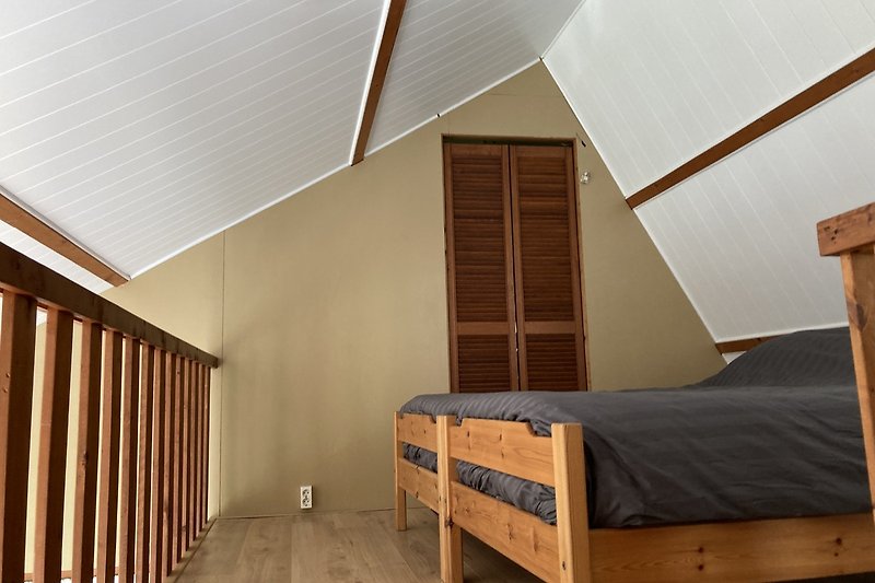 Slaapkamer 2 op de vide met een tweepersoonsbed van 1.80 meter bij 2.00 meter.