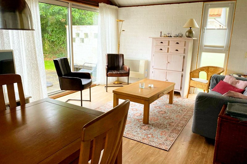 Gezellige woonkamer met comfortabele meubels en houten interieur.