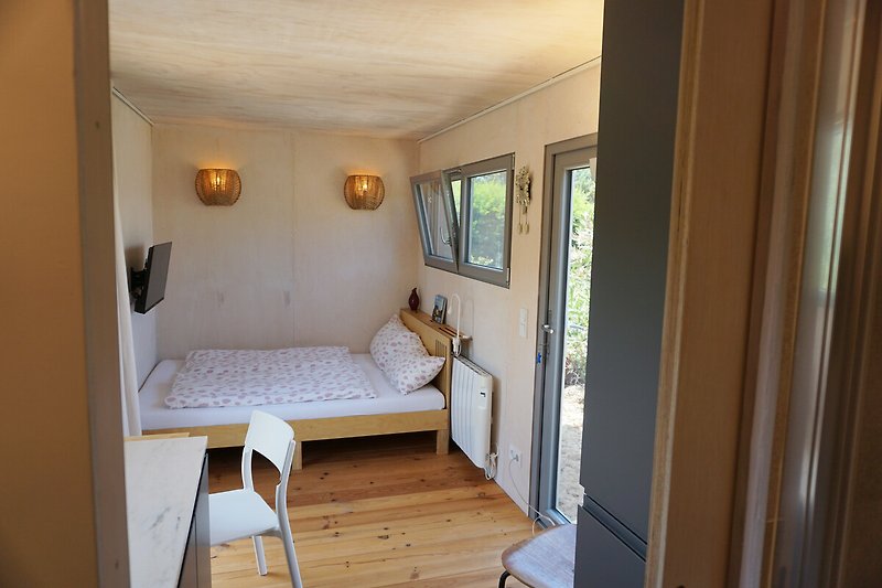Wohnraum mit Schlafbereich (Doppelbett 140x200 cm)