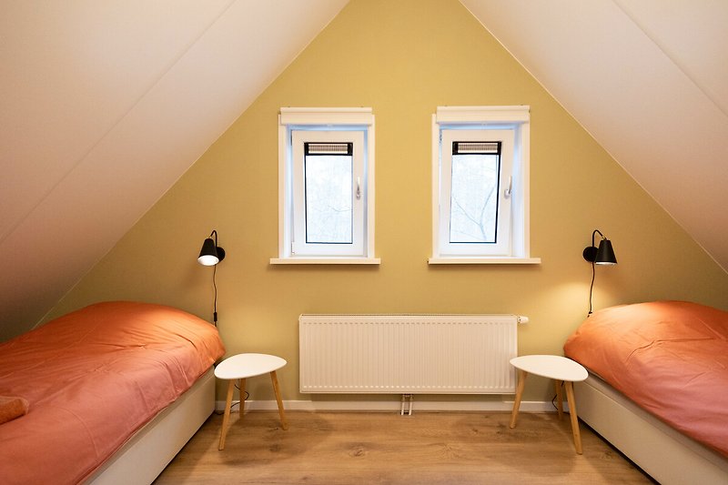 Een comfortabele kamer met houten meubels en sfeervolle verlichting.