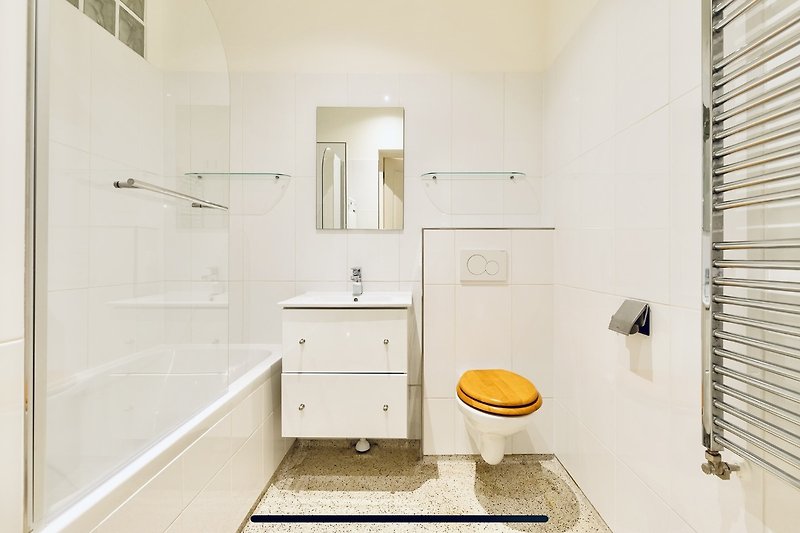 Frisse badkamer met ligbad en douche (niet separaat).