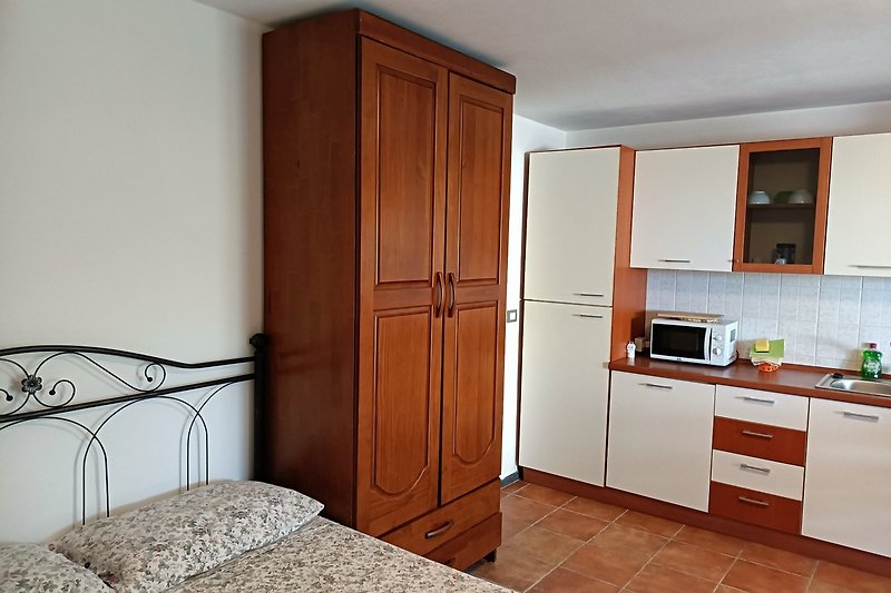 Una cucina moderna con mobili in legno, piano di lavoro e lavello.