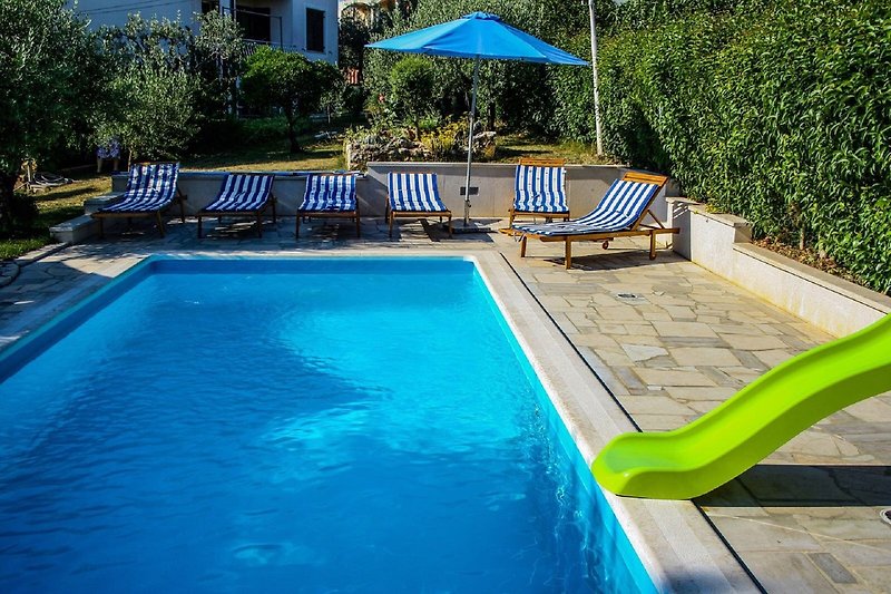 Pool mit Lounge-Stühle