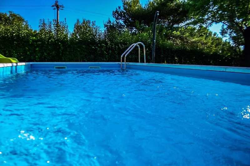 Uitzicht op het zwembad vanaf het zonnebed