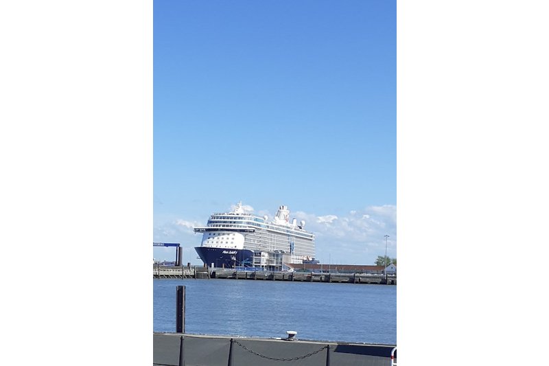 In Cuxhaven können Sie nicht nur das Passagierschiff *Mein Schiff* anschauen.....