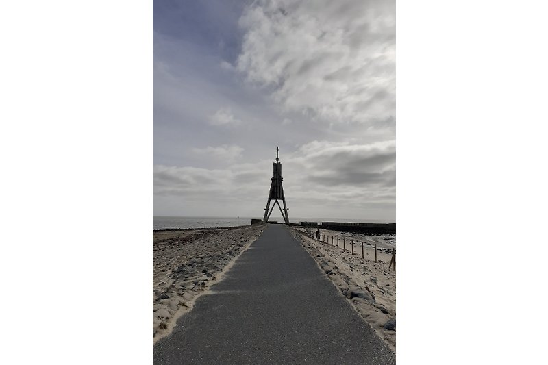 Das Wahrzeichen *Kugelbake* ist das Tor zur Welt auf dem Weltschifffahrtsweg in die Nordsee. Hier gibt es viel zu sehen.