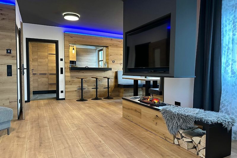 Stilvolles Wohnzimmer mit Holzboden, bequemer Couch und stilvoller Inneneinrichtung.