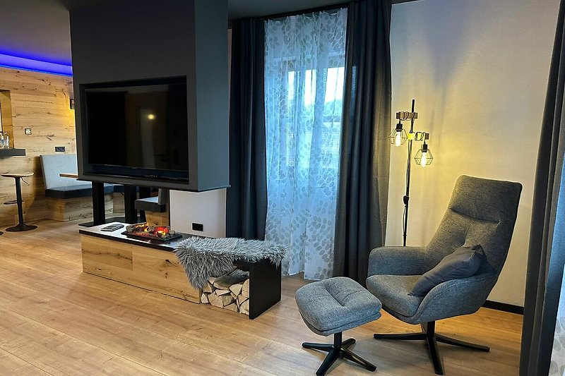 Gemütliches Wohnzimmer mit stilvoller Inneneinrichtung und bequemer Couch.