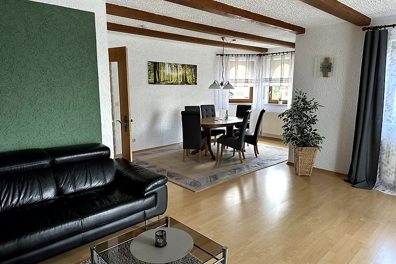 Gemütliches Wohnzimmer mit Erker und Essplatz.