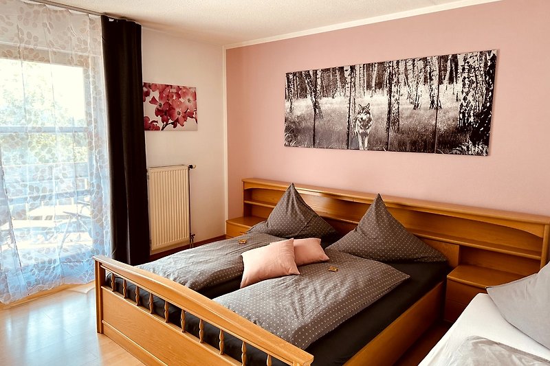 Gemütliches Schlafzimmer mit stilvoller Inneneinrichtung und bequemem Bett.