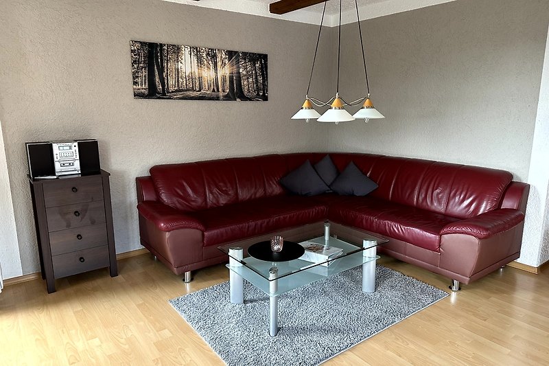 Gemütliches Wohnzimmer mit Ledercouch.