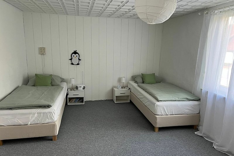 2. Schlafzimmer, Betten 200x90cm, lassen sich zusammenstellen