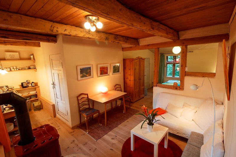 Stilvolles Wohnzimmer mit Holzmöbeln und schöner Aussicht.
