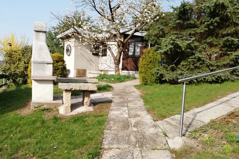 Domek ogrodowy dla 2-4 osób + dziecko z dużym ogrodem, tarasem i grillem
