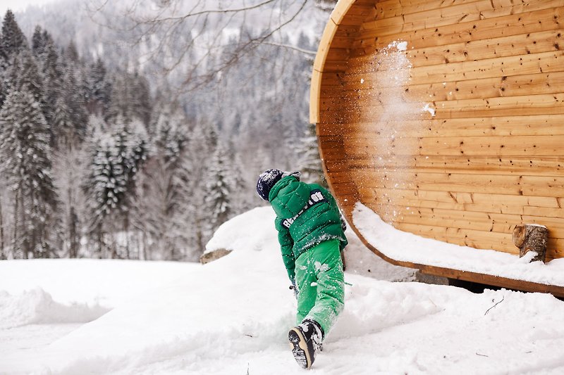 Winterlandschaft mit verschneiten Bergen, Bäumen und einer Skipiste. Perfekt für Wintersport und Abenteuer!