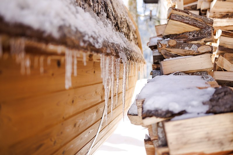 Gemütliche Holzhütte in winterlicher Landschaft mit Schnee und Tannen. Perfekt für Winterabenteuer!