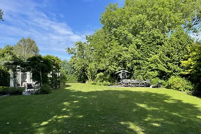 Haus in den Dünen mit großem Garten