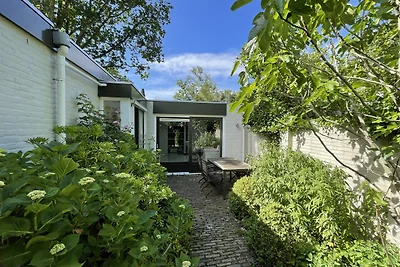 Haus in den Dünen mit großem Garten