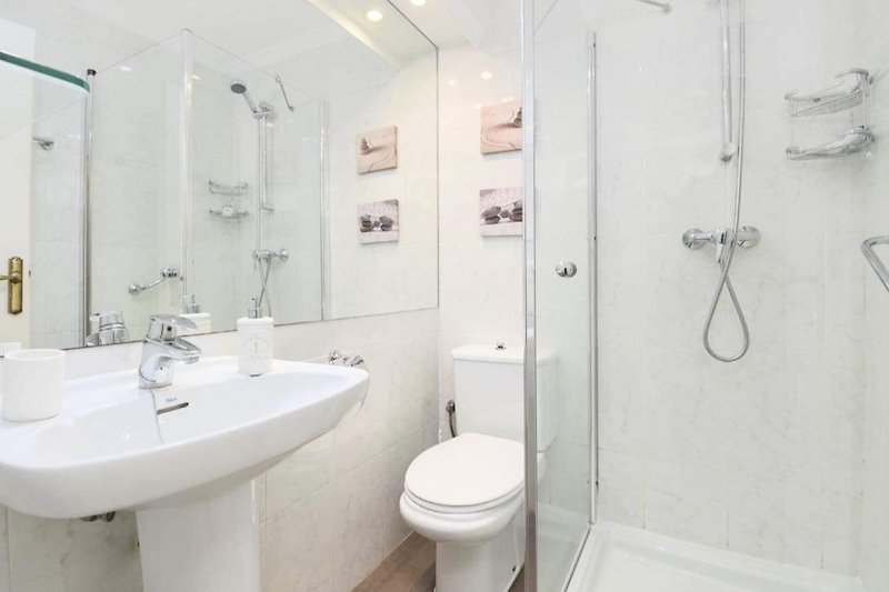 2. eigenes Badezimmer mit Dusche und WC, das zum Gästezimmer gehört