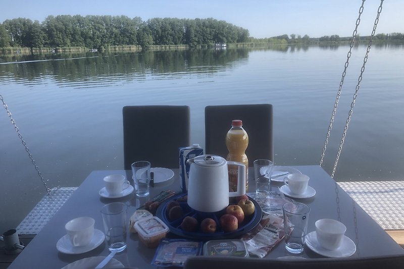 Gemütliches Frühstück auf der Terrasse großes Hausboot