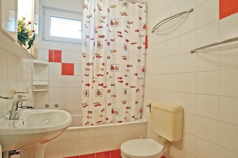Luksuzna kupaonica s modernim slavinama i keramičkim umivaonikom.