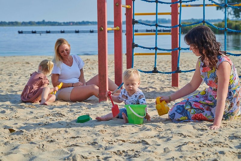 Verbringen Sie einen glücklichen Sommerurlaub am Strand mit Ihrer Familie und genießen Sie die Freizeitaktivitäten.