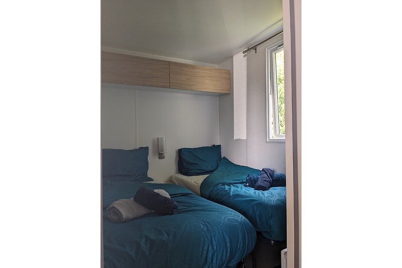 Ein komfortables Schlafzimmer mit Holzmöbeln und gemütlichem Bett.