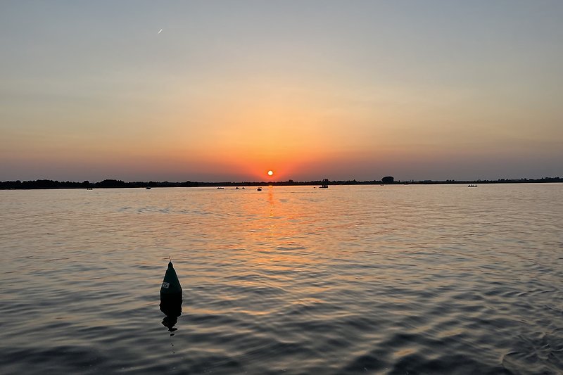 Ein ruhiger See bei Sonnenuntergang - perfekt zum Entspannen und Genießen der Natur.