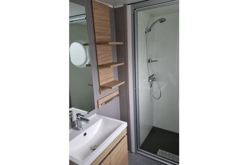 Ein modernes Badezimmer mit stilvoller Ausstattung und glänzenden Armaturen.