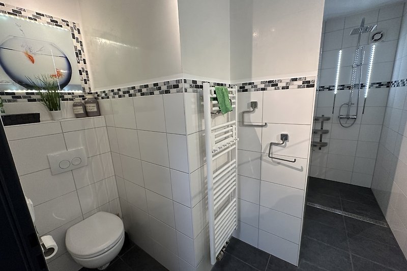 Modernes Badezimmer mit stilvoller Einrichtung und hochwertigen Armaturen.