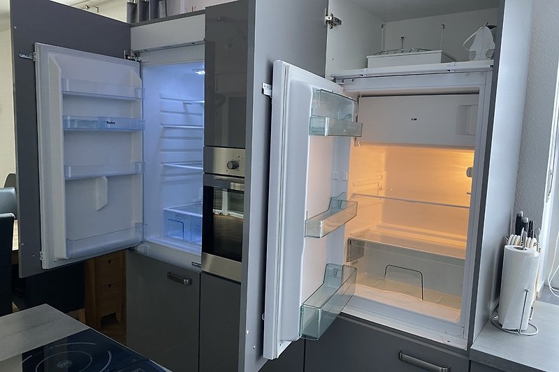 Küche mit zwei großen Kühlschränken und Gefrierschrank