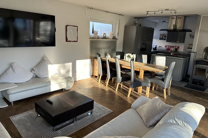Stilvolles Wohnzimmer mit bequemer Couch und moderner Beleuchtung.