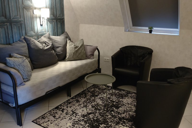 Gemütliche Sitzecke mit ausziehbarem Tagesbett (80x200cm / 160x200cm), 2 Sessel