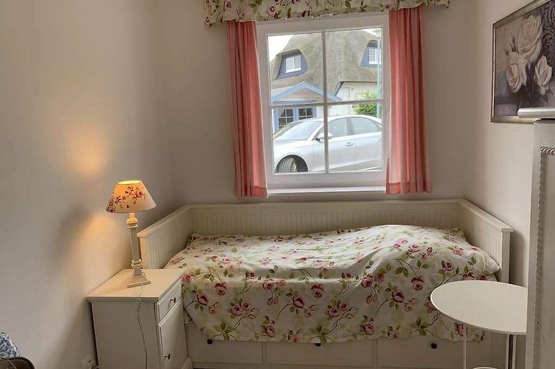 Rosenzimmer im Erdgeschoß mit ausziehbarem Bett