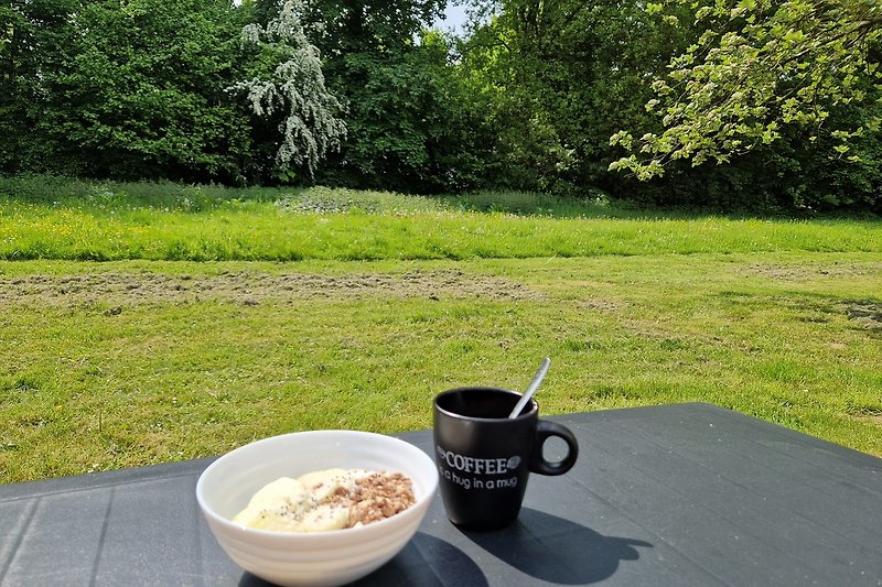 Ontbijt met uitzicht op de tuin.
