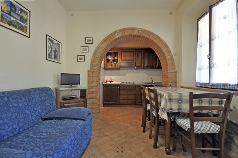 Splendido soggiorno con angolo cottura in tipico stile toscano ( app soggiorno bilocale 3)