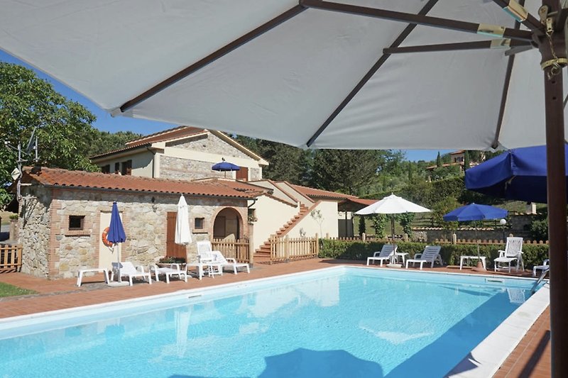 Piscina in dotazione per appartamenti in San Maurizio Basso dotata di ombrelloni, lettini e sdraio.