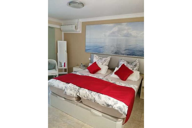 Schlafzimmer mit King Size Bett und Klimaanlage