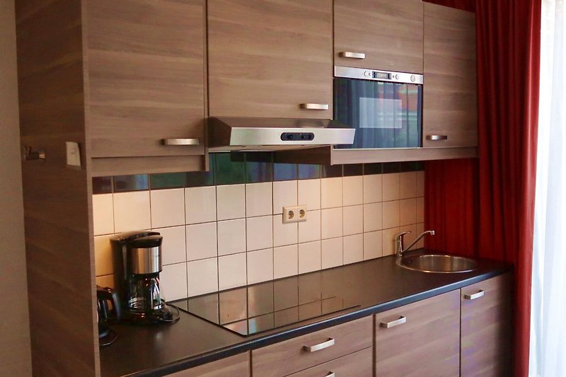 Küchen mit Kochplatte, Mikrowelle, Spülmachiene, Kühlschrank